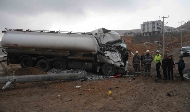 Şırnak'ta freni boşalan akaryakıt tankeri elektrik direğine çarptı