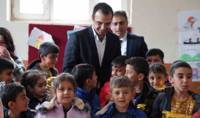 Şırnak'ta kadınların ördüğü bere, atkı ve eldiveneler öğrencilere dağıtıldı