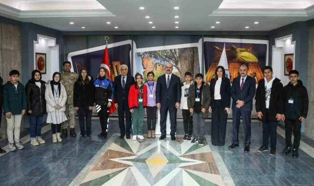 Şırnak&#039;tan Çanakkale&#039;ye geziye gelen öğrenciler Vali Ömer Toraman&#039;ı ziyaret etti