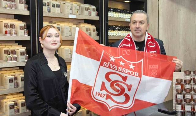 Sivas'ta esnaflara Sivasspor bayrağı dağıtıldı