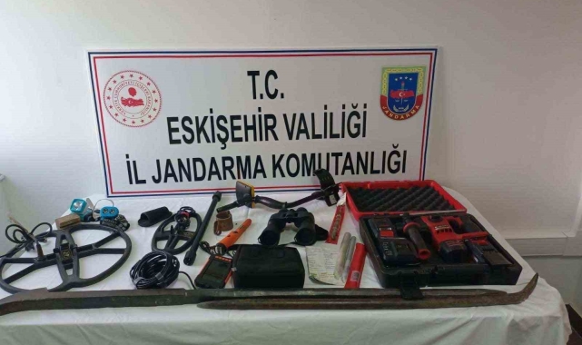 Sivrihisar'da 4 şüpheli kaçak kazı yaparken suçüstü yakalandı