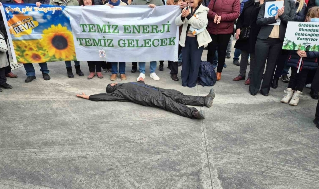 Siyah tulum giyip yere yattı: Tekirdağ'da liman protestosu