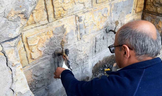 Soğuk hava çeşmeleri dondurdu