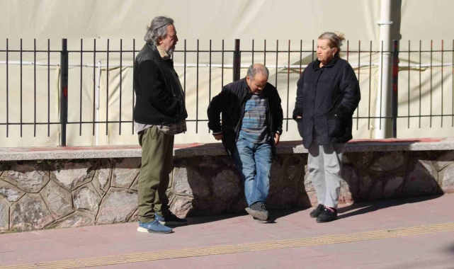 Soğuk havada vatandaşlar güneşe sığındı