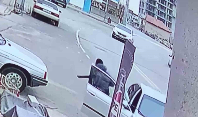 Sokak ortasındaki silahlı çatışma kamerada: 1 yaralı