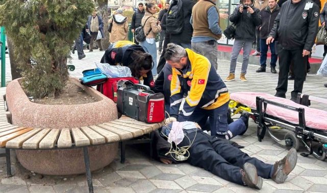 Sokakta fenalaşan ve kalp masajı ile hayata döndürülen şahıs, hayatını kaybetti