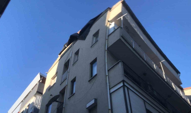 Söke'de fırtına apartman çatısını uçurdu
