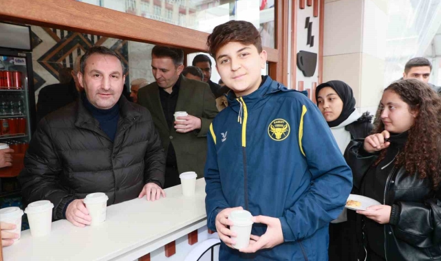 Sultanbeyli'de Aydos Kafe açıldı, ilk kahveleri Başkan Ali Tombaş ikram etti