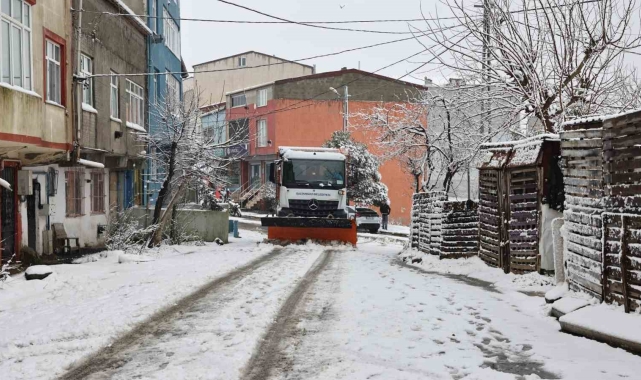 Sultangazi Belediyesi ekipleri kar mesaisinde
