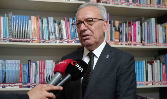 Sunay Akın, "Koyu Mavi Memleket Kumaşı" kitabını okurlarla buluşturdu