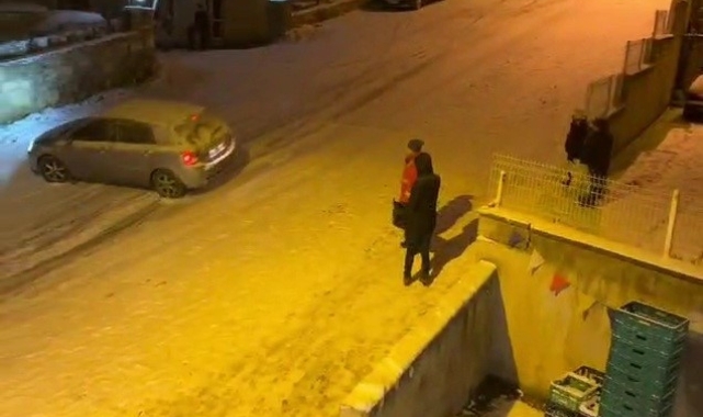 Sürücülerin buz pistine dönen yollarda zorlu imtihanı kamerada
