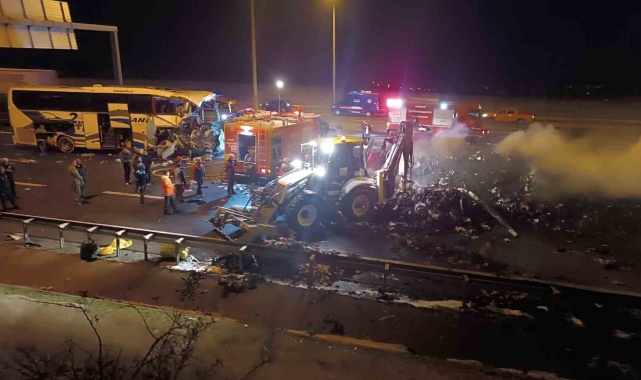 TAG Otoyolu'nda otomobil, otobüs ve tırın karıştığı zincirleme kaza: 1 ölü, 19 yaralı