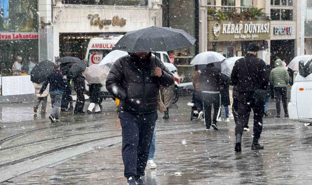 Taksim'de kar yağışı etkisini göstermeye başladı