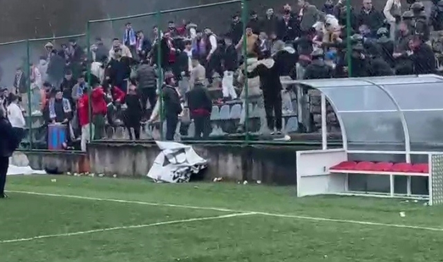 Taraftarlar kırdıkları koltukları sahaya fırlattı
