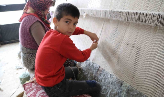 Tatillerde annesiyle halı dokuyor