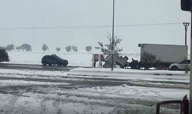Tatvan'da 3 kişinin yaralandığı kaza anı kamerada
