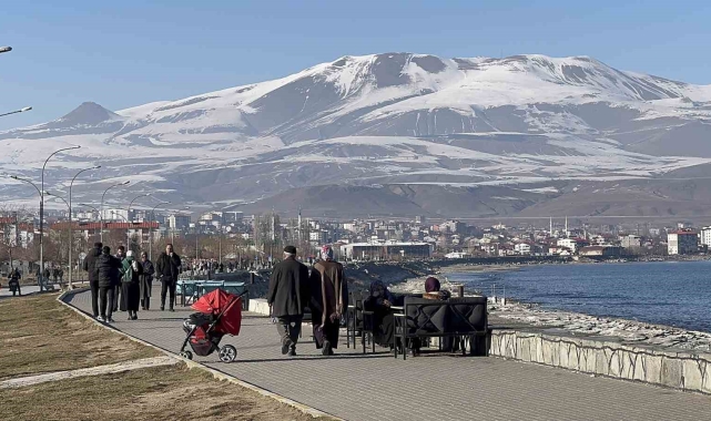 Tatvan'da güneşli havayı fırsat bilen vatandaşlar sahile akın etti
