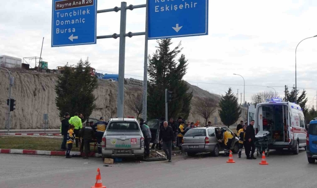 Tavşanlı'da otomobil ile kamyonet çarpıştı, 4 yaralı