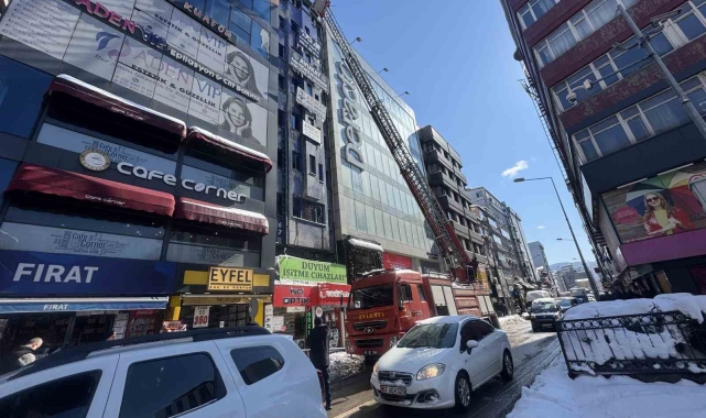 Tehlike oluşturan kar kütleleri temizlendi