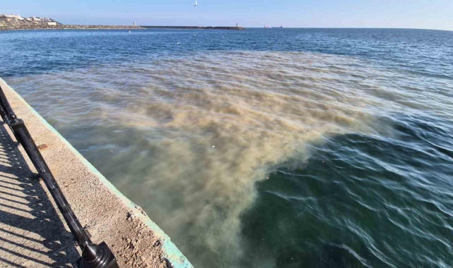 Tekirdağ'da denizin rengi değişti: Yağmur suyu hattından çamurlu su aktı