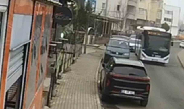 Tekirdağ&#039;da otobüs park halindeki araca çarpıp kaçtı: Kaza anı kamerada