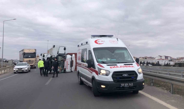Tekirdağ'da virajı alamayan tır devrildi: 1 yaralı