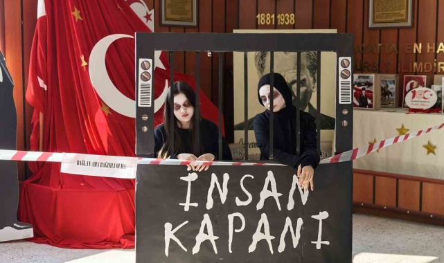 Teknoloji bağımlılığına canlı mankenlerle dikkat çektiler