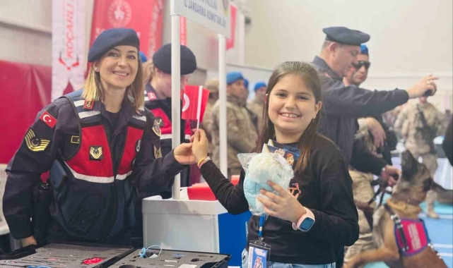 Teknoloji festivalinde öğrencilere siber suçlarla mücadele anlatıldı