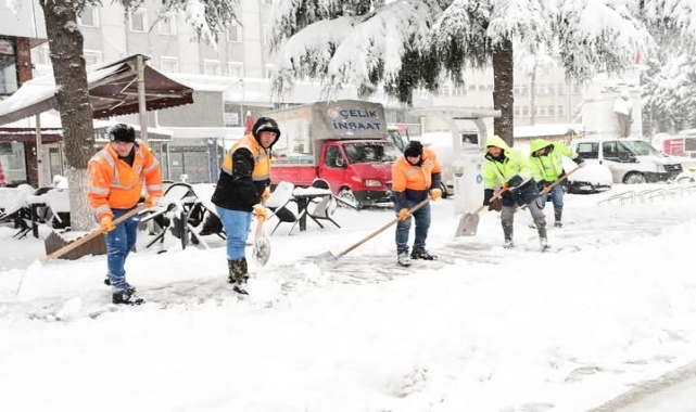 Terme'de belediye ekipleri kar mesaisini sürdürüyor