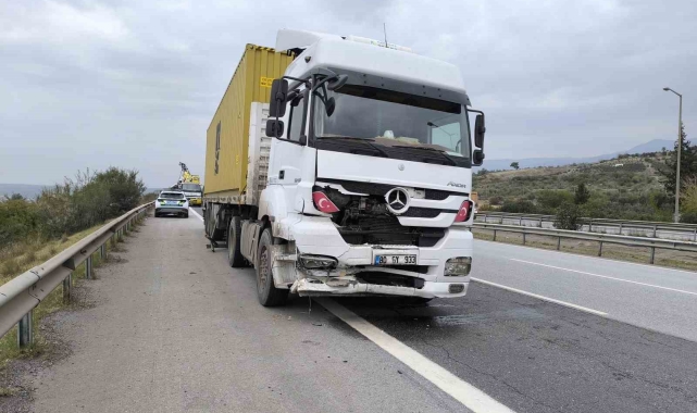 Tırla otomobil çarpıştı: 2 ölü 1 yaralı