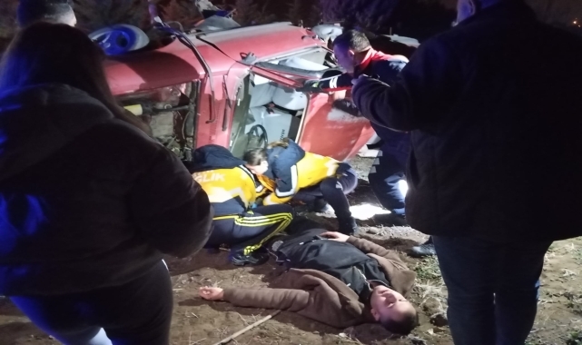 Tokat&#039;ta devrilen otomobilde sıkışan sürücüyü itfaiye ekipleri kurtardı