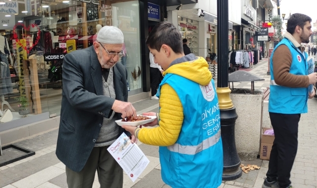 Tokat'ta gençler imsakiye ve hurma dağıttı