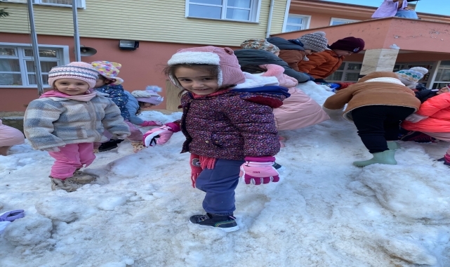 Trabzon'da öğrenciler için okul bahçesine kamyonla kar döküldü