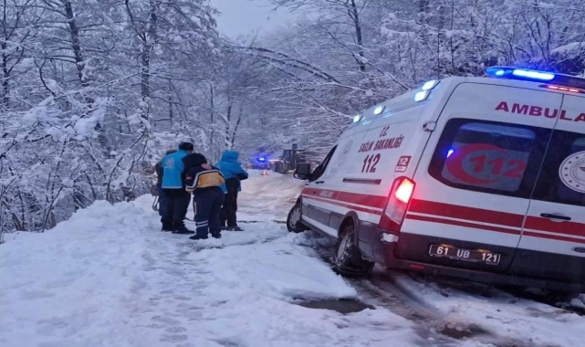 Trabzon'da rahatsızlanan kişi, yoldaki karın temizlenmesinin ardından hastaneye ulaştırıldı