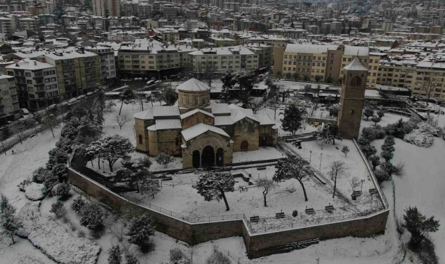 Trabzon şehir merkezi beyaz gelinliğini giydi