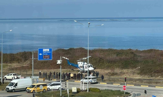 Trabzon'da sahil yolu kenarına acil iniş yapan helikopter korkuttu