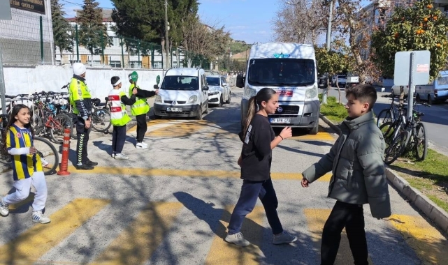 Trafik ekipleri, öğrenciler ile birlikte yaya önceliğine dikkat çekti