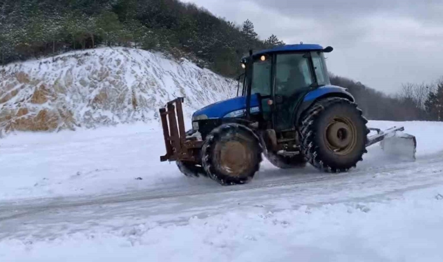 Traktör ile karda kapanan köy yollarını açıyor
