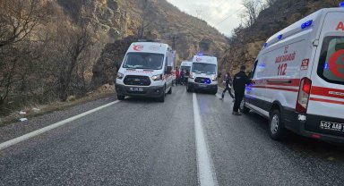 Tunceli'de feci kaza: Otomobil kayaya çarptı 1, ölü 5 yaralı