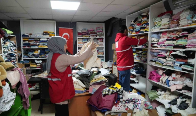 Türk Kızılayı Niğde'de ihtiyaç sahiplerine kıyafet desteği sağlıyor