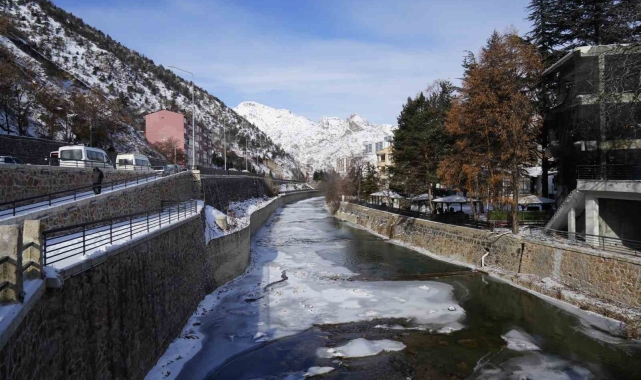 Türkiye'nin en hızlı akan çayı buz tuttu