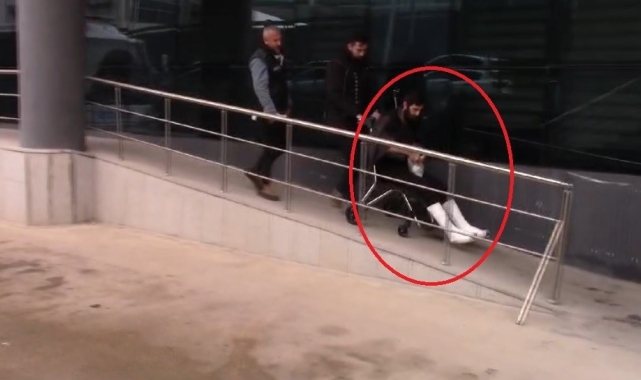 Uçtu uçtu torbacı uçtu: Polisten kaçmak için 3. katın penceresinden atlayan torbacı 2 ayağını birden kırdı