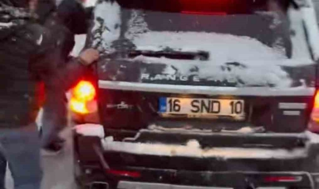 Uludağ'da hareketli anlar...Buzlu yolda kayan cipi durdurmak için peşinden koştular