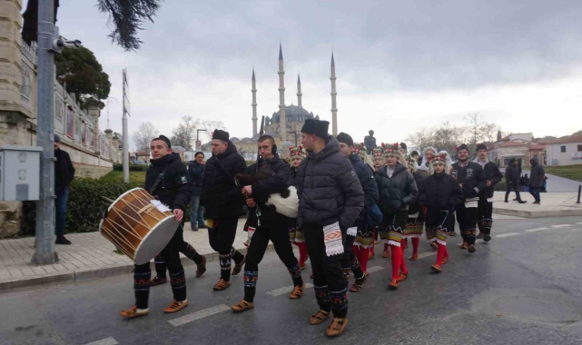 Uluslararası Balkan Halk Oyunları Festivali'nde renkli görüntüler oluştu