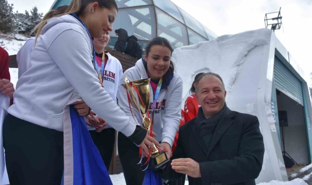 ÜNİLİG Kar Voleybolu şampiyonları kupalarını aldı