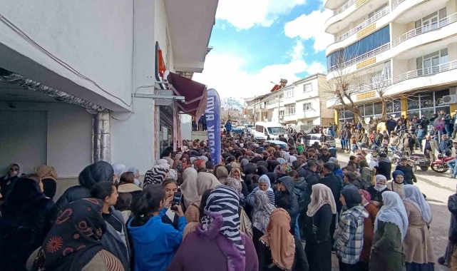 Ürünler 100 liraya satıldı, izdiham çıktı