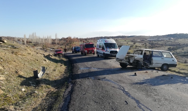 Uşak&#039;ta iki otomobil çarpıştı: 1&#039;i ağır 5 yaralı