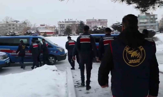 Usulsüz senetle 8 kişiyi dolandırmışlar