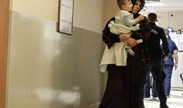 Üzerine sıcak çay devrilen bebek hastanelik oldu