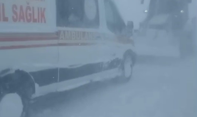 Vakaya giderken karlı yolda kalan ambulansı belediye ekipleri kurtardı